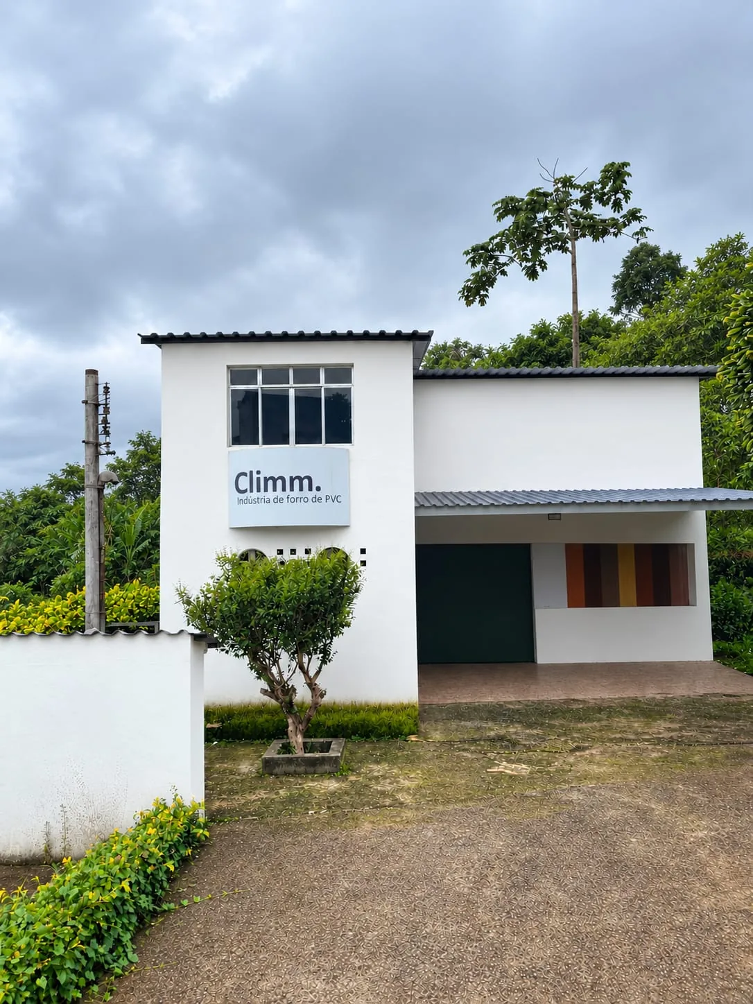 Fachada da fábrica Climm, indústria de forro de PVC em Juiz de Fora